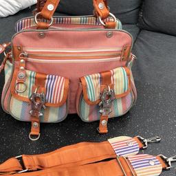 Sehr schöne,kaum getragene Handtasche von der Marke „George Gina & Lucy“, mit den Maßen: 35xca.22x14 cm,sehr geräumig