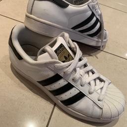 Gr 38
Bei einen Schuhe ist weiss farbe abgeblättert