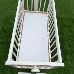 White Swinging crib and mattress 
In very good condition.