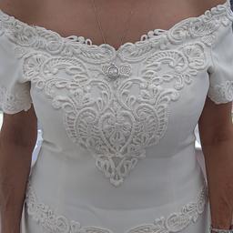 Beautiful ivory wedding dress size 16/18
Beautiful intricate detail and pattern.
It has been dry cleaned,and is immaculate. from a smoke and pet free household.
cost £650
