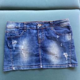 Jeans Minirock ZARA
Größe: 38
Farbe: blau
Material: 98% Baumwolle, 2% Elasthan
Gesamtlänge: 30 cm