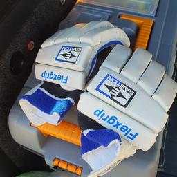 selling cricket gloves

07850345272