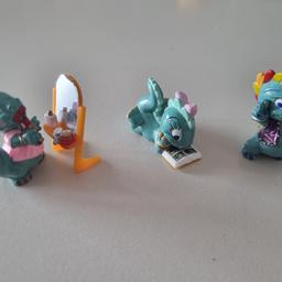 Verkaufe 3 Ü-Ei Figuren aus der Serie "Die Dapsy Dino Family aus dem Jahr 1997
- Gitti Gernegross
- Conny Comic
- Pit Paradiesvogel

Privatverkauf, daher keine Rücknahme oder Garantie