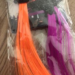 Zwei lange Haarsträhnen mit Klammer zum befestigen 
Orange und Lila