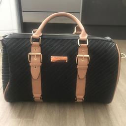 Immaculate Condition.
Very large bag with strap.
Only used once.