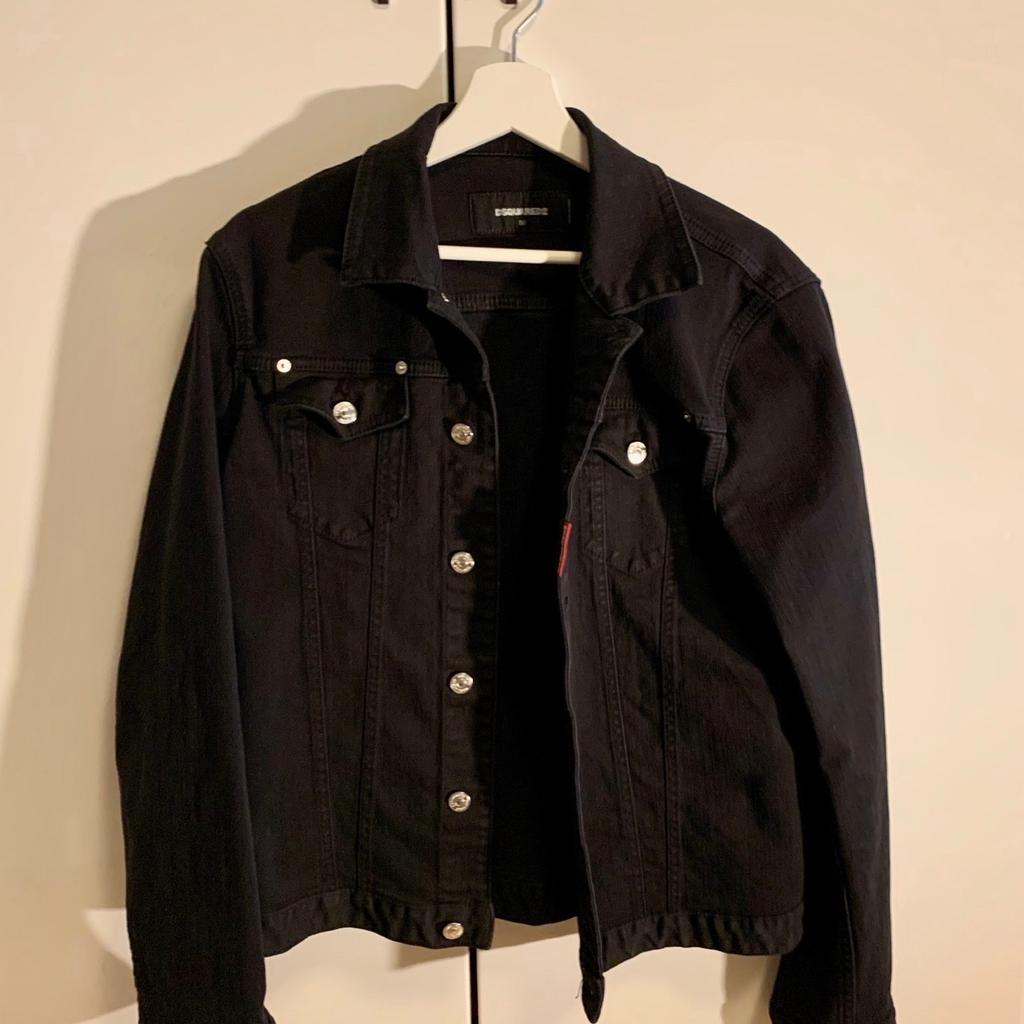 Jeansjacke schwarz Größe 50.
Für 180-188 cm Größe perfekt.
Sehr stylisch mit Icon Aufschrift am Rücken.