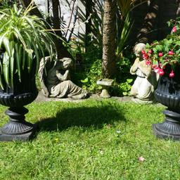 Lovely pair of Black plastic garden urns
Nice front door feature 50cms high 30 cms at the top
Could deliver WA11 or Blackpool area