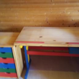 Höhenverstellbarer Schreibtisch aus Holz.
Ohne Rollcontainer.