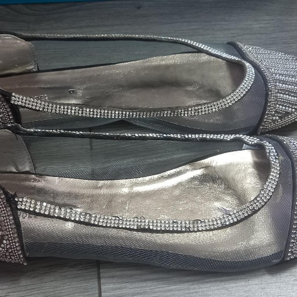 I like to sell this shoes, which is brand new. The size is 8 kit 2 shoes. If purchase then no return or exchange will be accepted. cash and collection. thank you 😊