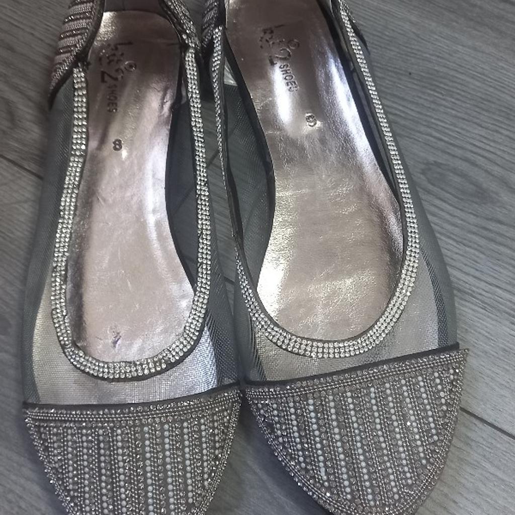 I like to sell this shoes, which is brand new. The size is 8 kit 2 shoes. If purchase then no return or exchange will be accepted. cash and collection. thank you 😊