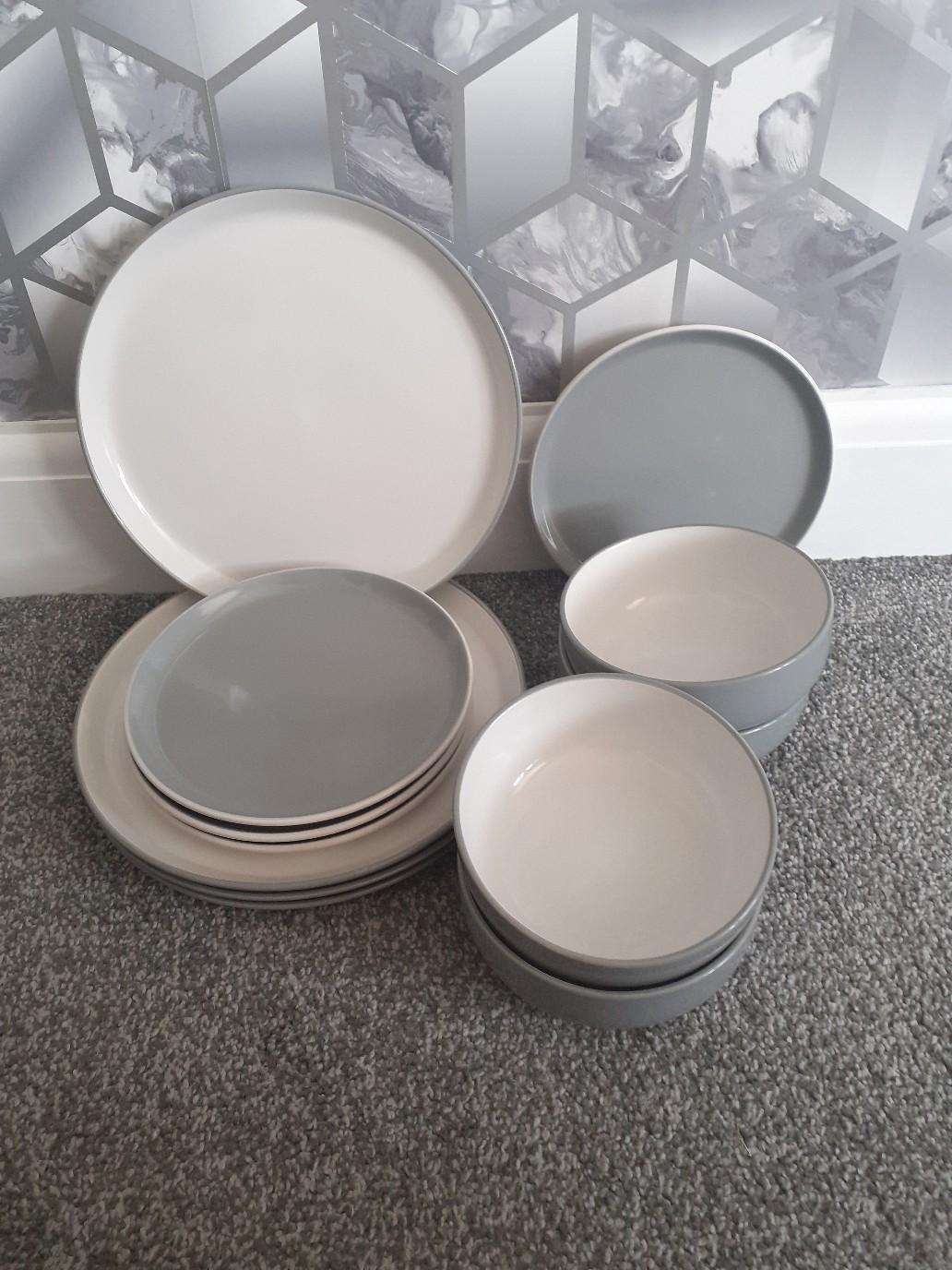 12 peice grey and white dinner set in WV14 Walsall für £ 10,00 zum