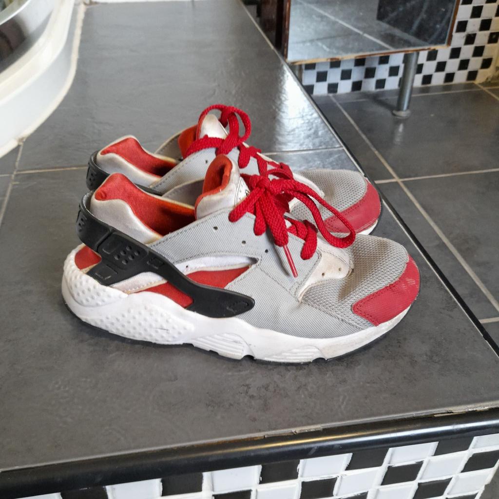 ■ PRICE: £30

■ SIZE 2 (UK) / 34 (EUR) / 21.5 (CM)
▪ I think they're kids? Or may fit small ladies?

■ CONDITION: GREAT
▪ Some marks + minor wear

■ INFO:
▪ Brand: Nike Huarache
▪ Colour: Red/Grey
▪ Does not include shoe box
▪ Bought for £60+
▪ Selling as moving house/downsizing

--------------------

Collection (M34 5PZ)

--------------------

Tags: manchester Gorton Ashton Denton Openshaw Droylsden Audenshaw hyde tameside north west salford ancoats stockport bolton reddish oldham fallowfield trafford bury cheshire longsight worsley nike trainers kids trainers boys trainers size 1 trainers size 1.5