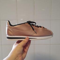 ■ PRICE: £50

■ SIZE 6.5 (UK)

■ CONDITION: GREAT
▪ Worn twice

■ INFO: 
▪ Brand: Nike Cortez
▪ Colour: Rose gold
▪ Includes original box
▪ Bought for £80+
▪ Selling as moving house/downsizing

--------------------

Collection (M34 5PZ)

--------------------

Tags: manchester Gorton Ashton Denton Openshaw Droylsden Audenshaw hyde tameside north west salford ancoats stockport bolton reddish oldham fallowfield trafford bury cheshire longsight worsley size 6 size 5.5 ladies trainers womens trainers nike cortez trainers
