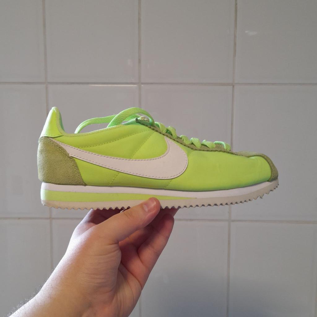 ■ PRICE: £50

■ SIZE 4 (UK)

■ CONDITION: GREAT
▪ Minor marks

■ INFO:
▪ Brand: Nike
▪ Colour: Ghost Green
▪ Does not include shoe box
▪ Nylon exterior
▪ Bought for £80+
▪ Selling as moving house/downsizing

--------------------

Collection (M34 5PZ)

--------------------

Tags: hyde tameside north west salford ancoats stockport bolton reddish oldham fallowfield trafford bury cheshire longsight worsley ladies size 3 size 3.5 nike trainers neon green
-