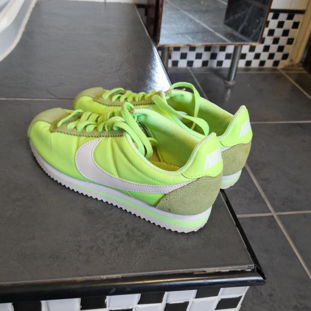 ■ PRICE: £50

■ SIZE 4 (UK)

■ CONDITION: GREAT
▪ Minor marks

■ INFO:
▪ Brand: Nike
▪ Colour: Ghost Green
▪ Does not include shoe box
▪ Nylon exterior
▪ Bought for £80+
▪ Selling as moving house/downsizing

--------------------

Collection (M34 5PZ)

--------------------

Tags: hyde tameside north west salford ancoats stockport bolton reddish oldham fallowfield trafford bury cheshire longsight worsley ladies size 3 size 3.5 nike trainers neon green
-