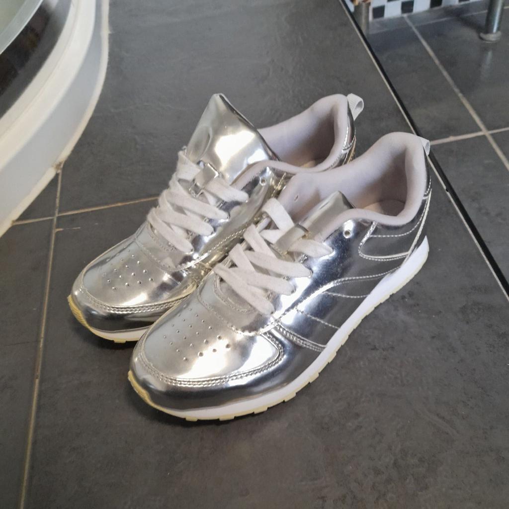 ■ PRICE: £7

■ SIZE 4 (UK) / 36 (EUROPE)

■ CONDITION: GREAT
▪ Worn once, minor marks

■ INFO:
▪ Brand: Primark
▪ Colour: Metallic Silver
▪ Does not include shoe box
▪ Selling as moving house/downsizing

--------------------

Collection (M34 5PZ)

--------------------

Tags: manchester Gorton Ashton Denton Openshaw Droylsden Audenshaw hyde tameside north west salford ancoats stockport bolton reddish oldham fallowfield trafford bury cheshire longsight worsley collect collection sale clearance womens footwear girls junior size 3 size 3.5 fancy dress chrome
-