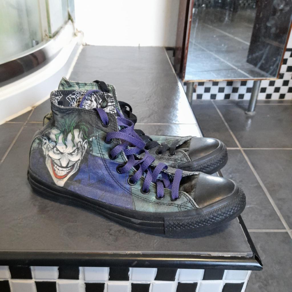 ■ PRICE: £40

■ SIZE 8 (UK) / 41.5 (EUR)

■ CONDITION: LIKE NEW
▪ Some minor damage/fading to the exterior

■ INFO:
▪ Brand: Converse
▪ I think it's based on the Joker from The Suicide Squad film played by Jared Leto
▪ Does not include shoe box
▪ Different coloured laces on each shoe
▪ Can no longer be bought
▪ Selling as don't wear anymore and moving house/downsizing

--------------------

Collection (M34 5PZ)

--------------------

Tags: manchester Gorton Ashton Denton Openshaw Droylsden Audenshaw hyde tameside north west salford ancoats stockport bolton reddish oldham fallowfield trafford bury cheshire longsight worsley pumps purple dc comics batman villain size 7 size 7.5 mens unisex canvas trainers Chuck Taylor All Star special edition heath ledger
-