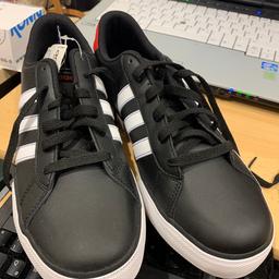 Ich verkaufe die Turnschuhe von der Marke Adidas in der Größe 42 schwarz mit weißen Streifen. Die Schuhe sind neu und ungetragen. Versand möglich. Kosten trägt der Käufer.