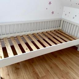 Verkaufe gebrauchtes aber gut erhaltenes Kinderbett.
Weißes Holz, solide Bauweise.
Die Matratze wurde ganz neu gekauft und nur sehr wenig benutzt.
Länge: 160cm
Breite: 70cm

Das Bett ist bereits zerlegt und kann direkt abgeholt werden.