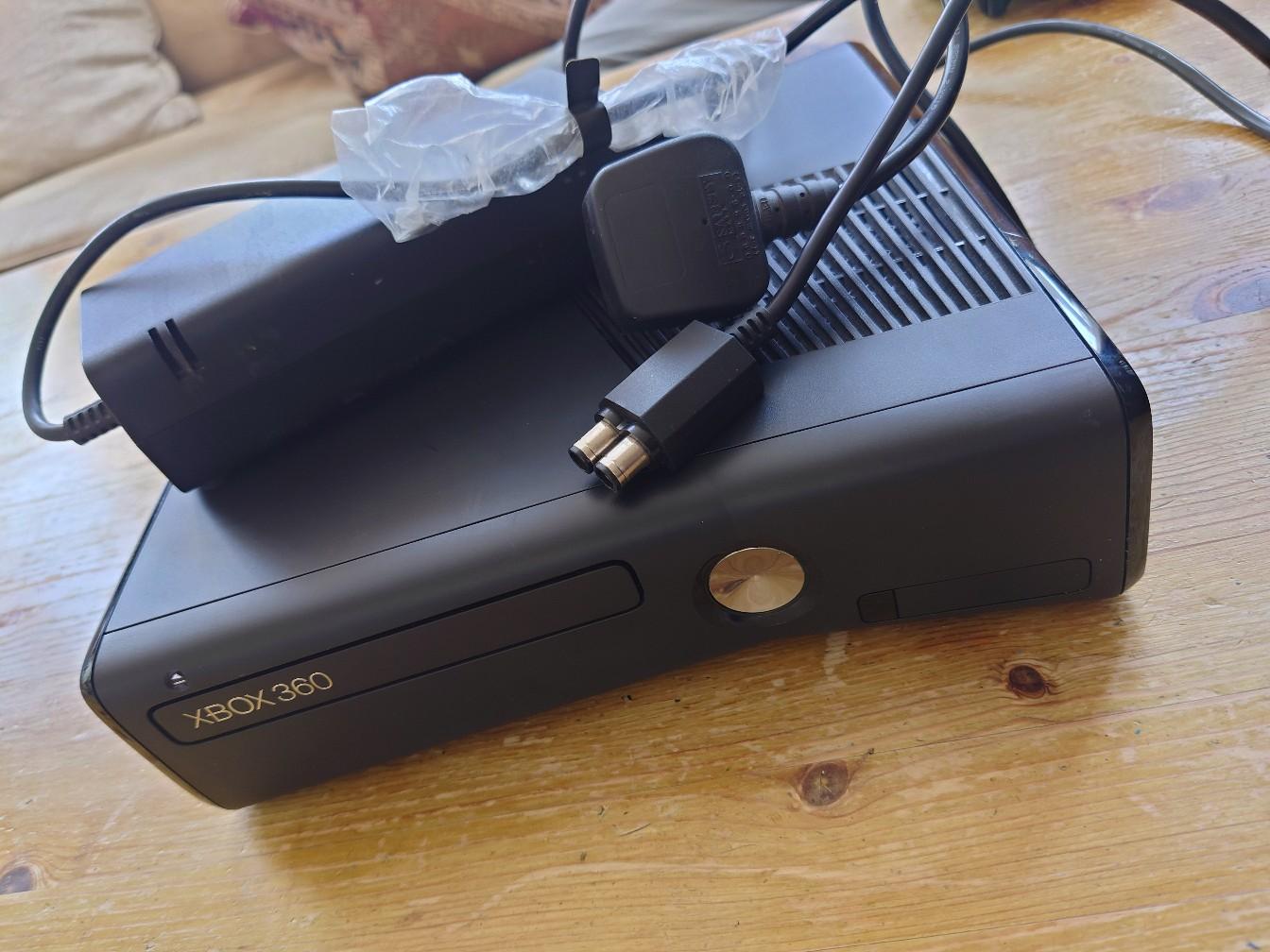 Xbox 360 console and wire in SW11 London Borough of Wandsworth für 35 ...