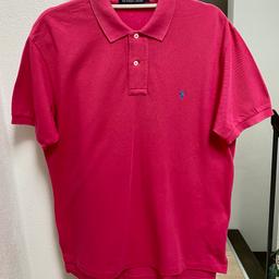 Original Ralph Lauren Poloshirt in einem frischen Pink Gr.M. Gerader Schnitt, Rippbündchen an Ärmeln, kurze Seitenschlitze. Rückenteil ist etwas länger geschnitten. Shirt befindet sich in einem sehr guten getragenen Zustand. Keine Flecken, keine Löcher. 100% Baumwolle. Shirt wurde wenig getragen. NP 129,95€.