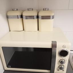 retro microwave swan
retro tea coffee sugar cannisters
some wear in microwave but in good working order
buyer collection
