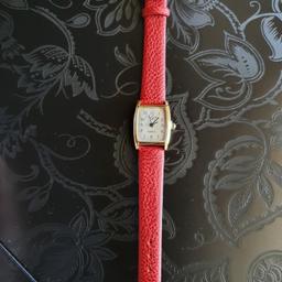Damen Armbanduhr Eternal Love rotes Band NEU, Gehäuse goldfarben 2 x 2,3 cm groß. Versand möglich für 2,85€