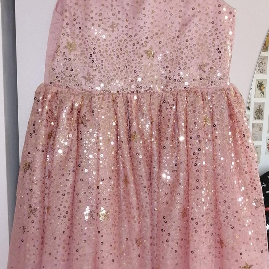 Ein Kleid in rosa mit goldenen Glitzer
Selbstabholung