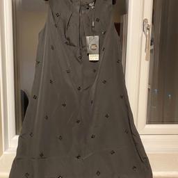 Brand New Next Dress
Details
Condition
New
Size
12
Tags on
never used
3th picture shows 1 missing black stones on left shoulder ! (there is one spare in the tags)