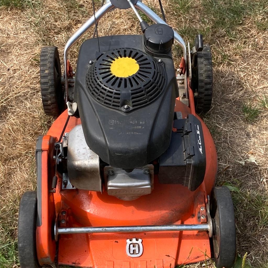 Husqvarna petrol mulching lawn mower in good working order, however does have slight damage to cutting deck (please see photo) which doesn’t effect its use.
