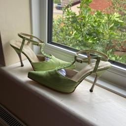 handmade beautiful high heels. It has crystal style stones.
Size 2 / 35
only worn once (it has matching night dresses)
Nice comfortable high heels