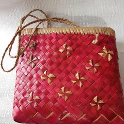 vintage woven straw bag
medium shopping bag size,great condition.