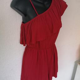 Flattering, M&Co, one shoulder, Kylie Playsuit in excellent clean condition
Looks great on
Size 8 /10 (13-16yrs)