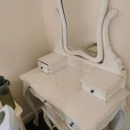 this make up table has a lot of potential, needs some TLC, pick up only from Smethwick b67 open to offers