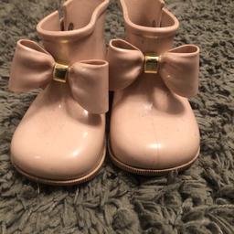 Size 6
good condition
cute for little girl
