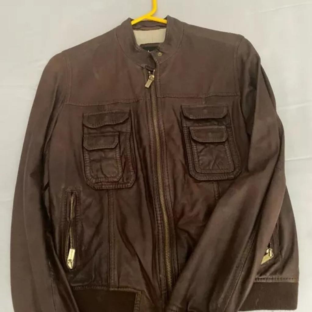 Massimo Dutti brown leather jacket in size medium.

Made from sheepskin leather

Button-down collar

Zip fastening

Two zipped pockets

Lined