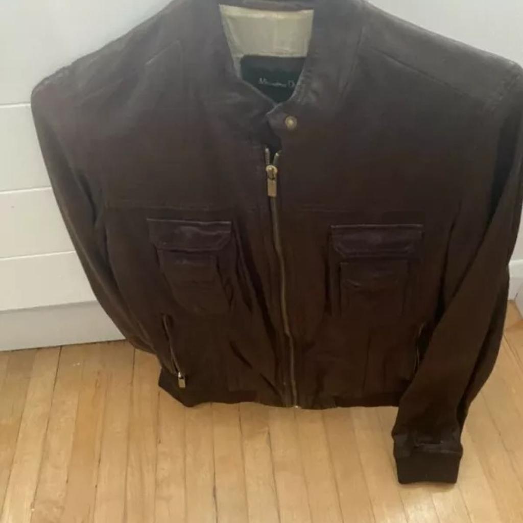 Massimo Dutti brown leather jacket in size medium.

Made from sheepskin leather

Button-down collar

Zip fastening

Two zipped pockets

Lined