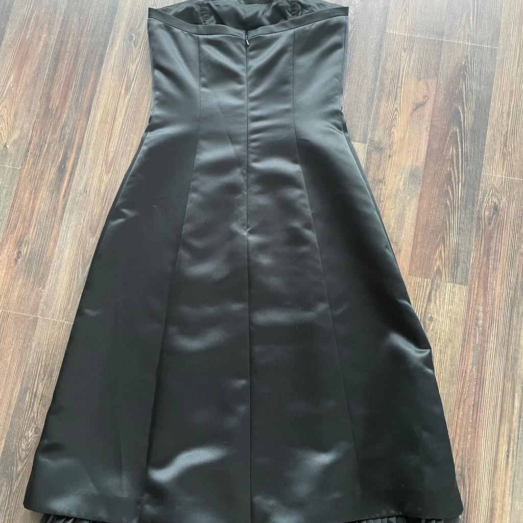 Wunderschönes Abendkleid / Cocktailkleid in Größe 32
Farbe schwarz
Marke Mariposa

In einem super Zustand!

Nichtraucher und tierfreier Haushalt!
Versand gegen Aufpreis möglich