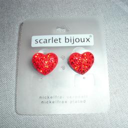 Biete hier ein Paar Ohrstecker von Scarlet Bijoux an. Es sind kleine rote Herzen mit Strasssteinchen. Die Ohrstecker sind ca. 1,5 cm groß und nickelfrei. War ein Geschenk, aber ich trage keine Ohrringe. Neu und ungetragen.
Es handelt sich um Modeschmuck. 

Abholung oder zzgl. Versand