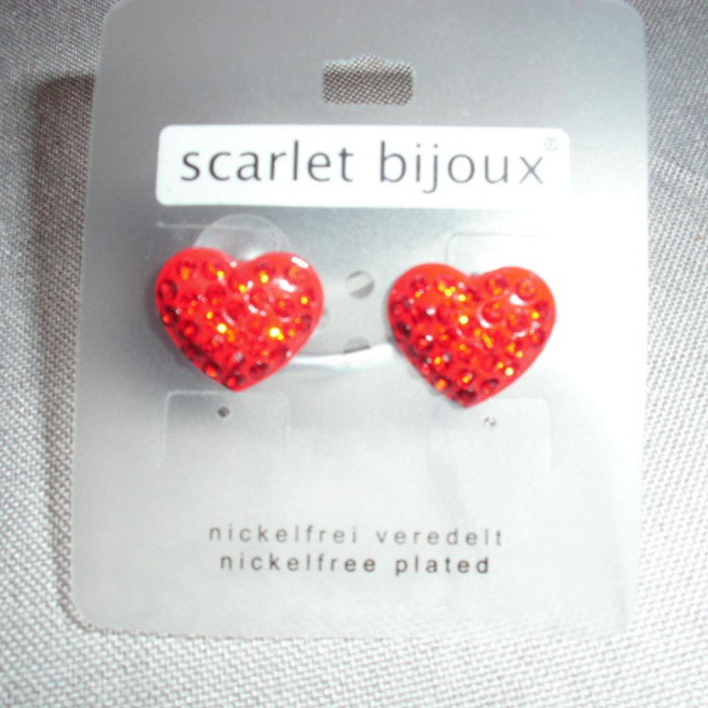 Biete hier ein Paar Ohrstecker von Scarlet Bijoux an. Es sind kleine rote Herzen mit Strasssteinchen. Die Ohrstecker sind ca. 1,5 cm groß und nickelfrei. War ein Geschenk, aber ich trage keine Ohrringe. Neu und ungetragen.
Es handelt sich um Modeschmuck.

Abholung oder zzgl. Versand