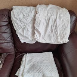 2 cream fitted sheets and blanket..
Good cond.
fy3 layton