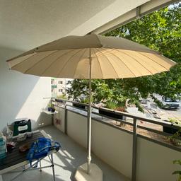 Ikea Samsö Sonnenschirm + Ständer, neuwertig da mangels Sonneneinstrahlung am Balkon nicht genutzt. Erst kürzlich gekauft. Nur Abholung.
