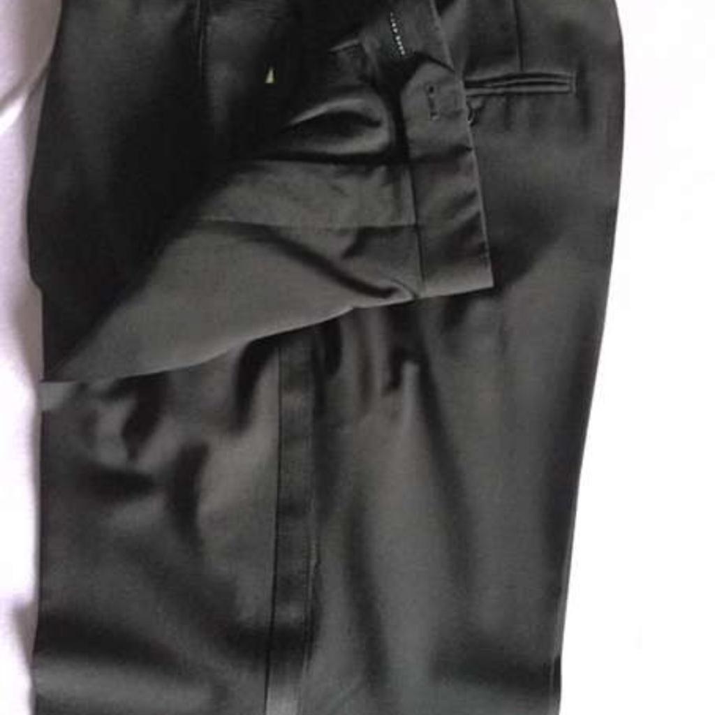 Hugo Boss Anzug/Smoking Gr. 52

inkl. Fliege und Smokinghemd.
Der Anzug wurde nur einmal getragen und dann gereinigt!
Anfragen unter