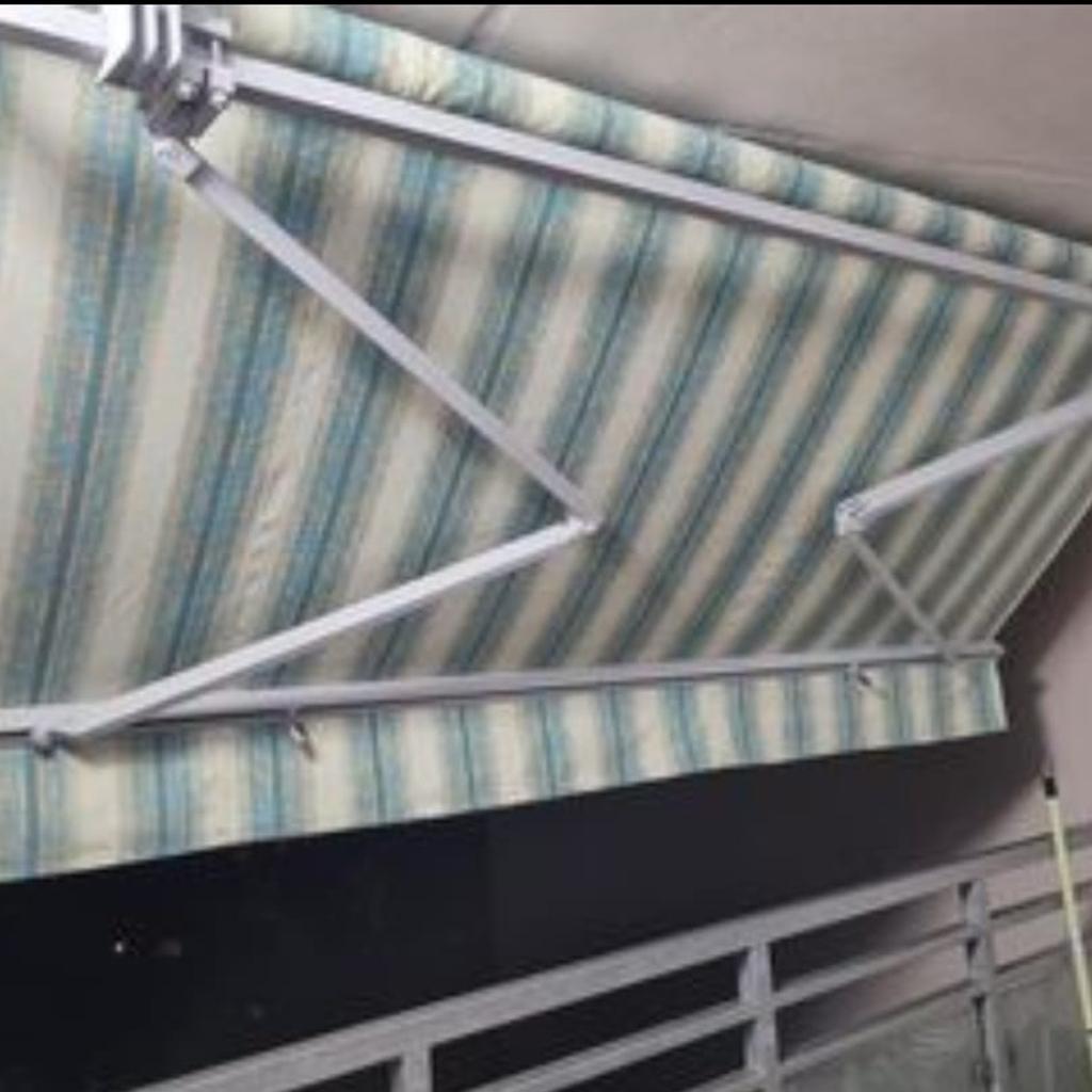 zusammenklappbare balkonmarkise. inklusive Fernbedienung. einschließlich eines weißen und blauen Ersatzvorhangs. es misst etwa 3 Meter.