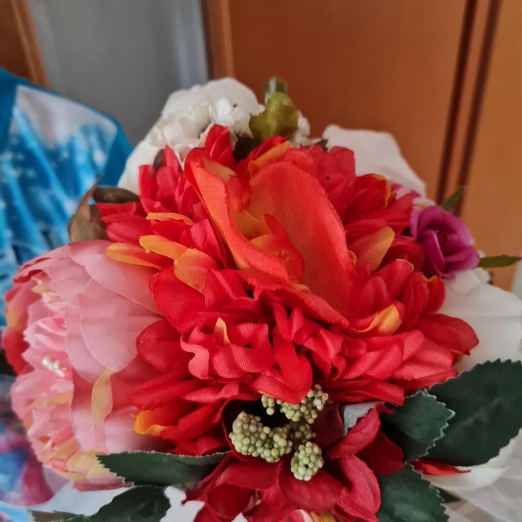 Schöner Blumenstrauß/Brautstrauss , für Hochzeit , Verlobung usw.oder als Deko , wurde nicht benutzt , lag nur verpackt da