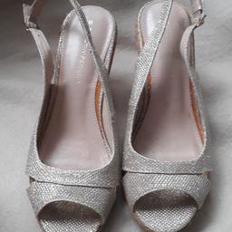 Dorothy Perkins gold wedge sandal size 6. slight defect see pics some glitter missing. collection willenhall wv12 area