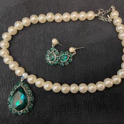 Verkaufe schönen Perlen Modeschmuck!

• Neu und ungetragen
• Schmuckset (Kette + Ohrringe)
• Wird natürlich in einer Schmuckschachtel hergegeben