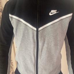 Juniors extra large black , white and grey tech fleece zip up hoodie . Genuine item . Worn handful of times . No rips , marks or wear or tear . Smoke free home . Paid 75