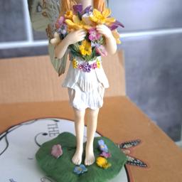 Thus is one of the smaller faeries.
she is entitled "Mothers Day"
comes with original box and packing.
x