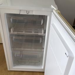 Undercounter freezer works with no problem, I’m selling as have got a bigger one, small crack as shown on picture but it doesn’t affect it. Collect in person
